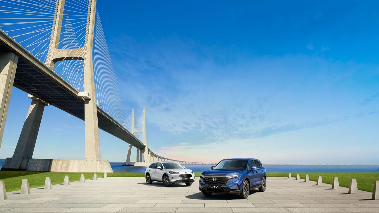 deux voitures hybrides à côté d'un pont